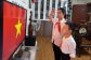 hoc-sinh-chao-co-nam-hoc-moi-09103591