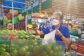 nhan-vien-sieu-thi-dang-soan-don-hang-co-san-pham-bo-booth-cho-khach-09363185