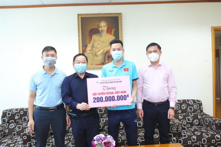 Quỹ Hỗ trợ Tài năng trẻ Việt Nam trao tặng 200 triệu đồng cho ĐT futsal Việt Nam