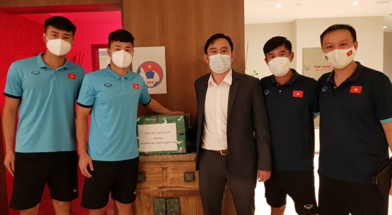 Đại sứ quán Việt Nam tại UAE thăm và tặng quà động viên đội tuyển U23 Việt Nam