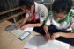 hai-hoc-sinh-o-can-tho-phai-hoc-online-chung-bang-1-chiec-dien-thoai-anh-duc-duy-08292872