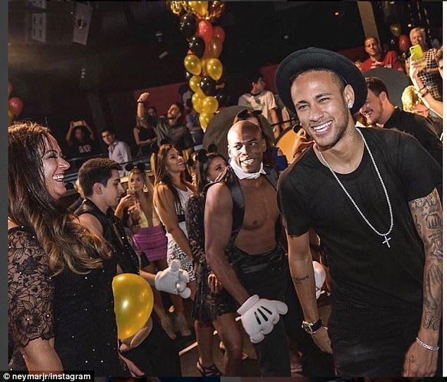 Neymar: “Tôi thích tiệc tùng, chả việc gì phải dừng chuyện đó lại…”