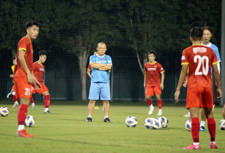 Huấn luyện viên Park Hang-seo trực tiếp uốn nắn các tuyển thủ U23 Việt Nam tại UAE