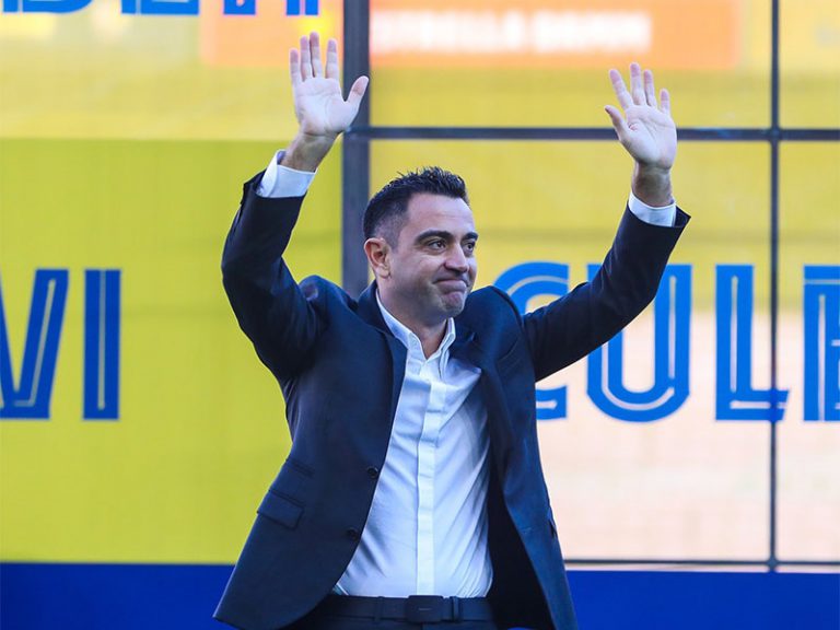 Xavi chính thức ra mắt Barcelona trên cương vị mới