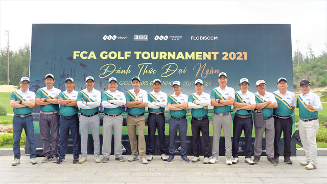 Nhà vô địch giải đấu FCA Golf Tournament 2021 nhận vàng nguyên khối 9999