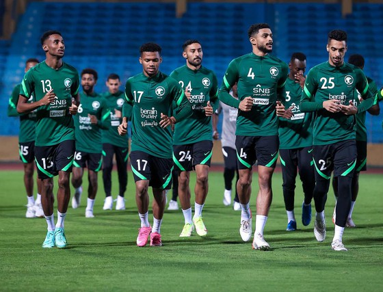 Đội tuyển Saudi Arabia tập kín tại sân Hàng Đẫy