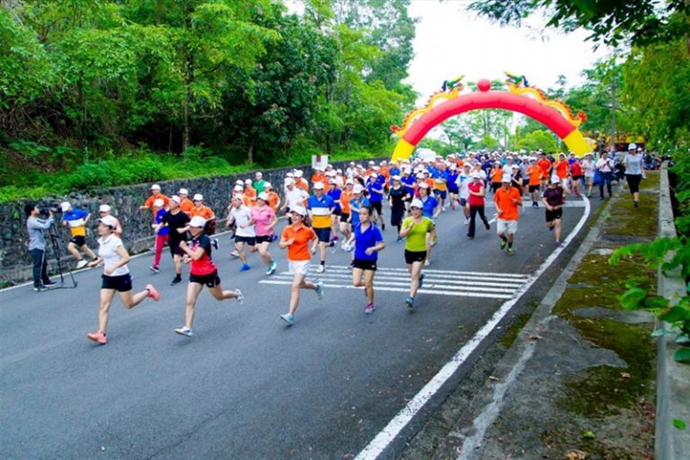 Nhiều thử thách cho các runner tại giải Marathon tỉnh Hòa Bình 2021