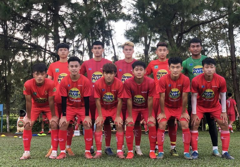 Cầu thủ của Học viện Hoàng Anh Gia Lai JMG thi đấu cho đội U21 Học viện Nutifood JMG tại giải U21 quốc gia 2021