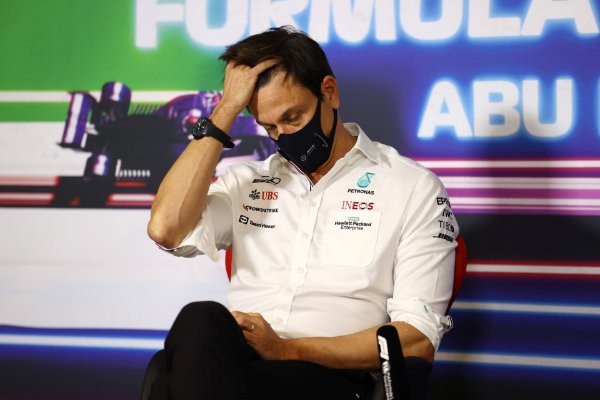 Đội đua Mercedes từ bỏ kế hoạch khởi kiện kết quả vô địch của Max Verstappen