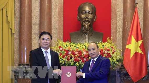 Chủ tịch nước Nguyễn Xuân Phúc trao quyết định phong hàm Đại sứ