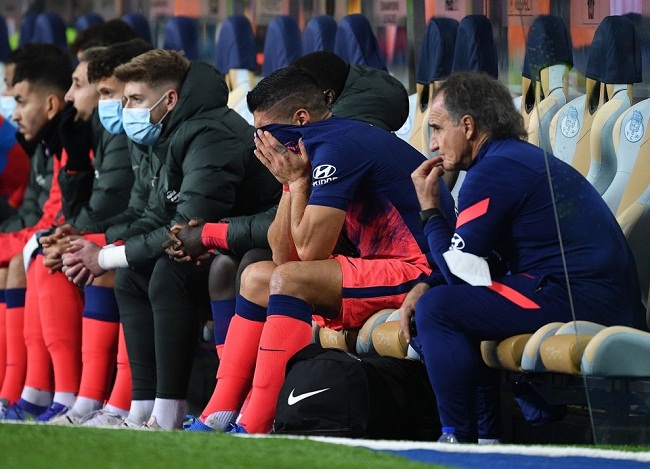 Luis Suarez ôm mặt khóc sau khi rời sân