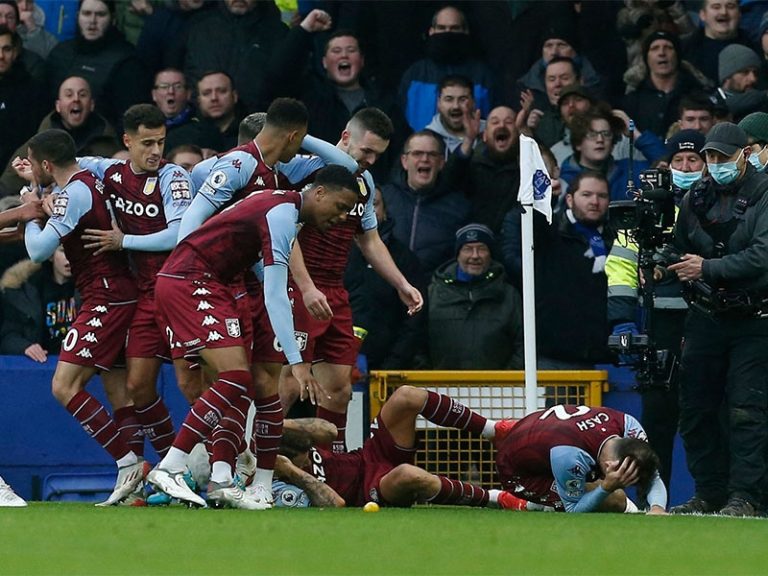 Cầu thủ Aston Villa bị cổ động viên Everton ném chai khi đang ăn mừng bàn thắng