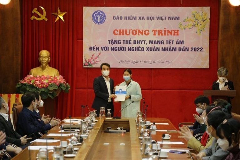 BHXH Việt Nam: Trao tặng gần 600 sổ BHXH, hơn 10 nghìn thẻ BHYT và trên 3.000 phần quà tới người dân có hoàn cảnh khó khăn