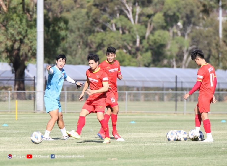 Đội tuyển Việt Nam hứng khởi bước vào buổi tập đầu tiên tại Melbourne