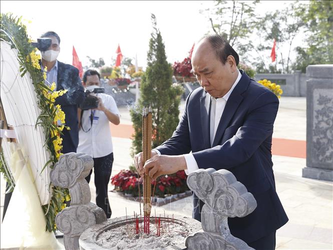 Chủ tịch nước dâng hương tại Khu mộ chí sỹ yêu nước Huỳnh Thúc Kháng