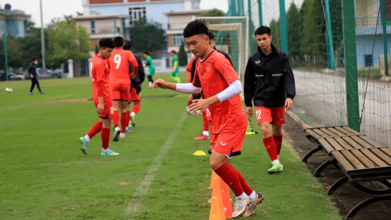 U17 Việt Nam tích cực tập luyện trong giá rét của Hà Nội