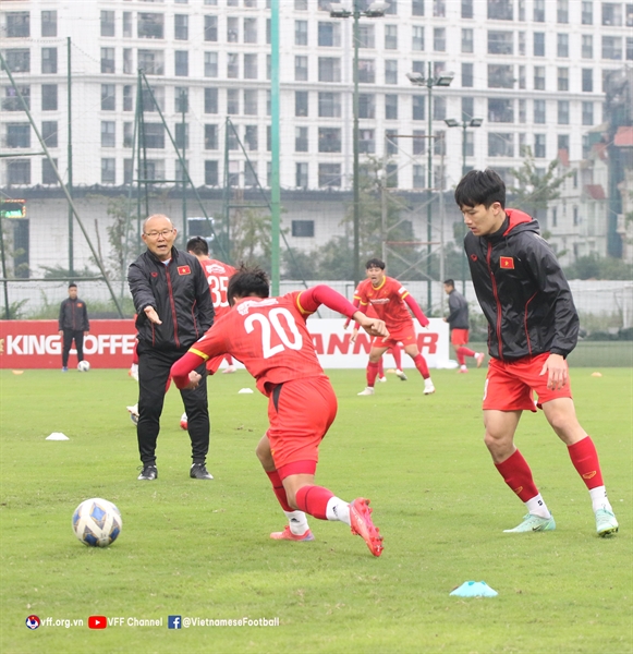 Đội tuyển Việt Nam căng sức tập luyện trong giá rét, chủ động các phương án cho trận đấu với Trung Quốc