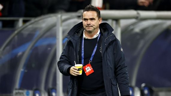 Marc Overmars mất chức vì tin nhắn quấy rối