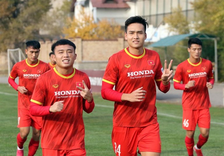 U23 Việt Nam mang trang phục trắng và đỏ ở vòng bảng của Vòng chung kết U23 Đông Nam Á 2022