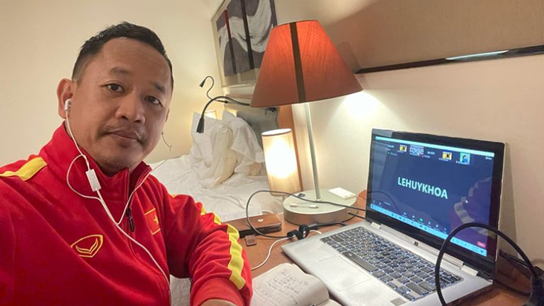 Trợ lý Lê Huy Khoa 2 lần âm tính vẫn không được trở lại đội tuyển Việt Nam