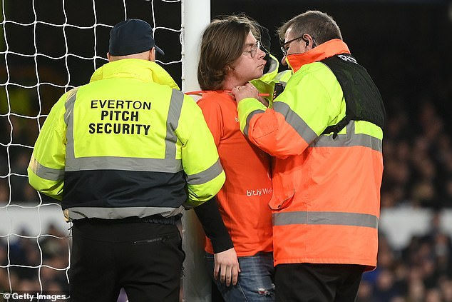 Louis McKechnie gây rối trận đấu giữa Everton và Newcastle chính thức nhận án phạt