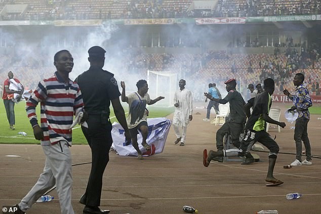 Cổ động viên Nigeria phá nát sân sau khi đội tuyển mất cơ hội tới Qatar