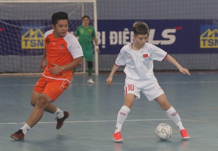 Đội tuyển futsal nữ Việt Nam thi đấu giao hữu với câu lạc bộ Warriors