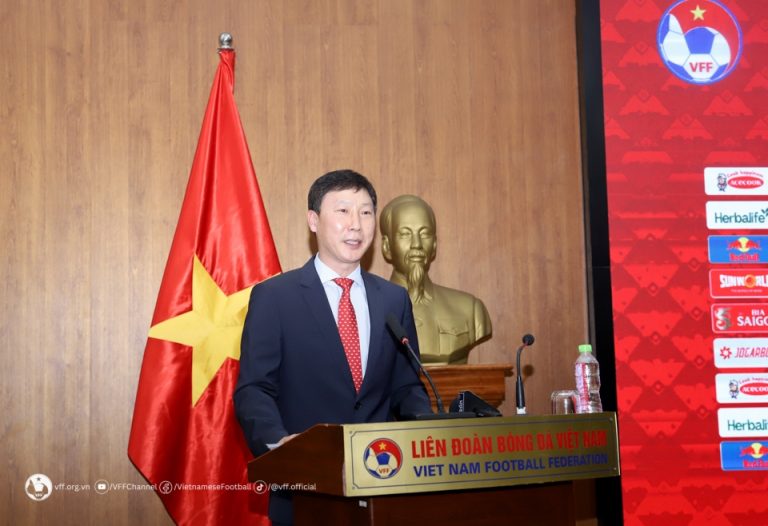 Ông Kim Sang Sik chính thức ngồi vào “ghế nóng” tại đội tuyển Việt Nam