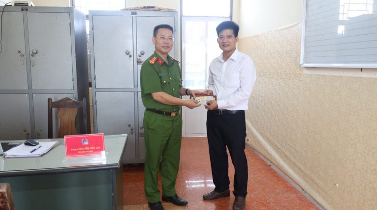 Cán bộ công an nhặt được ví 11 triệu đồng, trả người đánh rơi