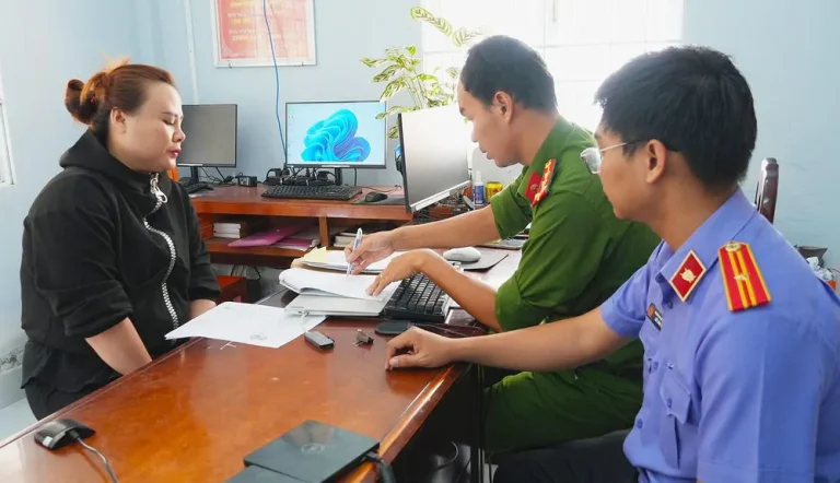 Khởi tố bị can một phụ nữ không trả lại tiền cho người chuyển khoản nhầm