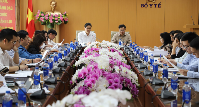 Bộ Y tế họp bàn về chế độ phụ cấp đặc thù trong lĩnh vực y tế; hỗ trợ hằng tháng đối với nhân viên y tế thôn, tổ dân phố và cô đỡ thôn, bản