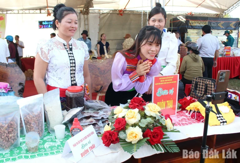 Phiên livestream bán nông sản của người dân buôn Thái (xã Ea Kiết).