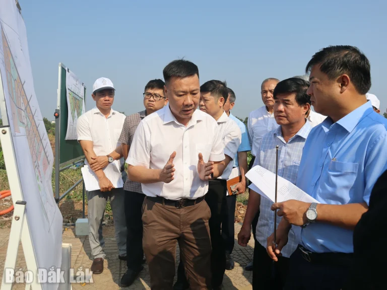 Đồng chí Lương Nguyễn Minh Triết, Ủy viên Trung ương Đảng, Bí thư Tỉnh ủy nghe báo cáo tình hình thực hiện Dự án Khu đô thị sinh thái văn hóa cà phê Suối Xanh giai đoạn 2.