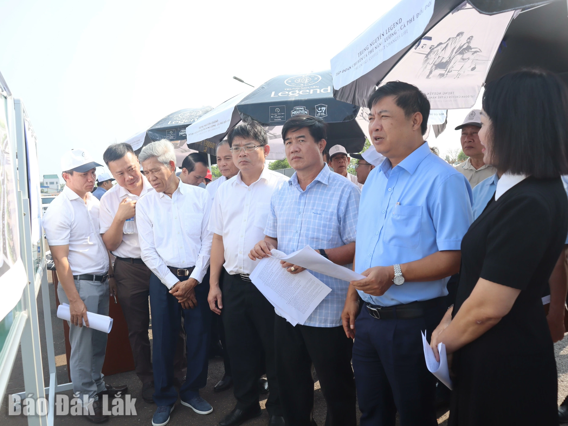 Đồng chí Lương Nguyễn Minh Triết, Ủy viên Trung ương Đảng, Bí thư Tỉnh ủy cùng đoàn công tác nghe báo cáo tình hình thực hiện Dự án Nhà máy Cà phê Trung Nguyên Legend.