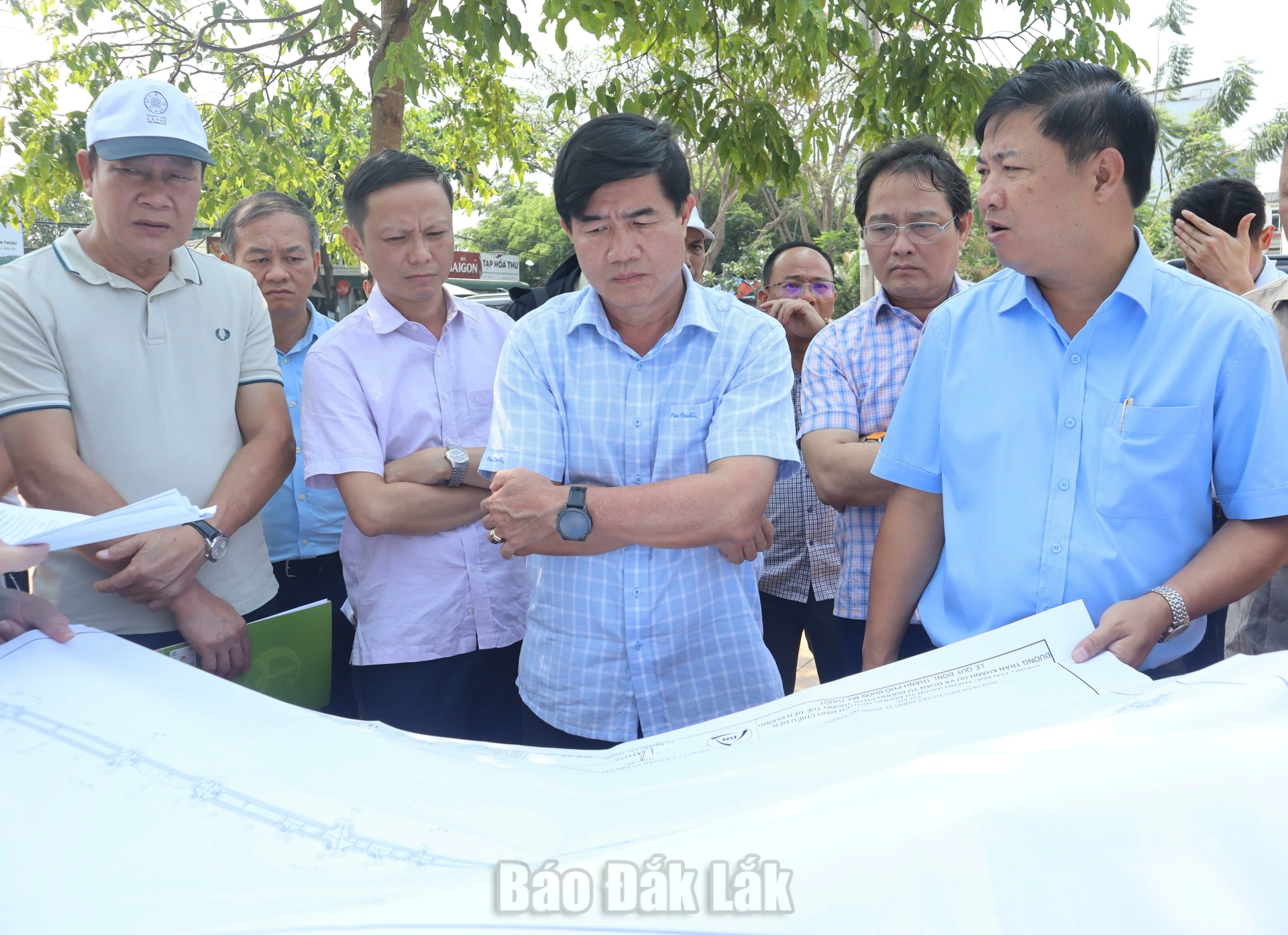 Đồng chí Lương Nguyễn Minh Triết, Ủy viên Trung ương Đảng, Bí thư Tỉnh ủy nghe báo cáo tình hình triển khai Dự án đường Tôn Đức Thắng.