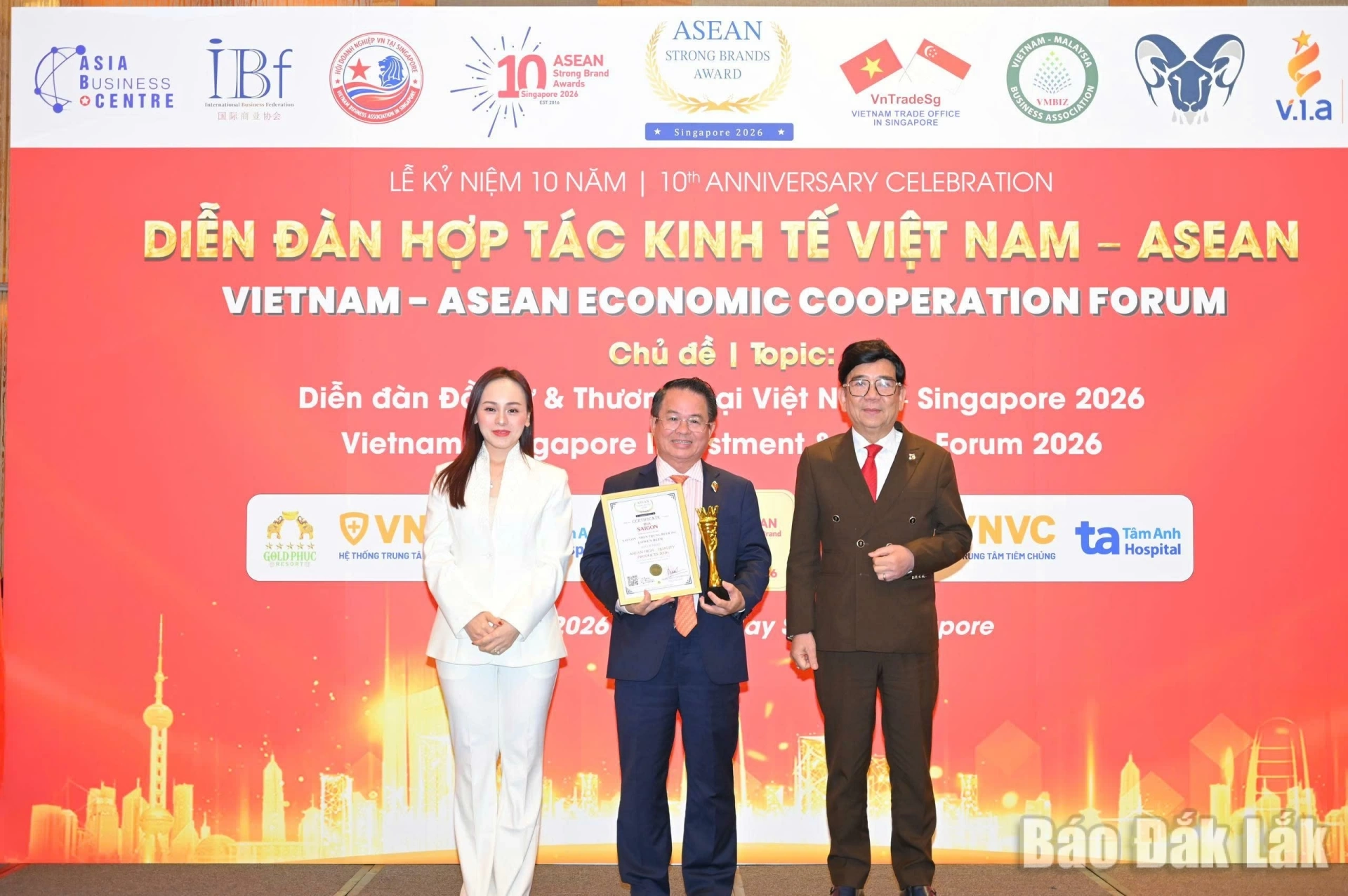 Đại diện Công ty Cổ phần Bia Sài Gòn – Miền Trung nhận giải thưởng "Thương hiệu mạnh ASEAN 2026" tại Diễn đàn hợp tác kinh tế Việt Nam – ASEAN năm 2026 tại Singapore.