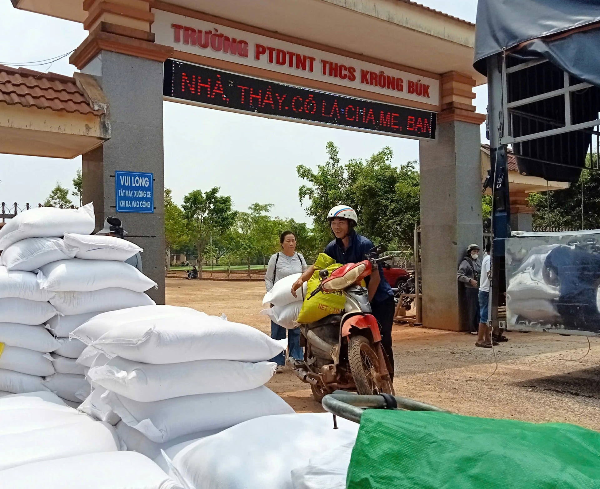 Phụ huynh học sinh nhận gạo hỗ trợ theo Nghị định 66 tại xã Krông Búk.