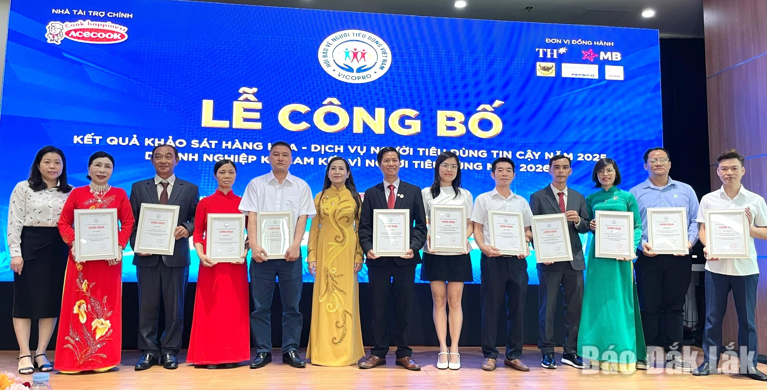 Đại diện Công ty TNHH Sản xuất và Thương mại Vương Thành Công (giữa) nhận chứng nhận tại lễ công bố.