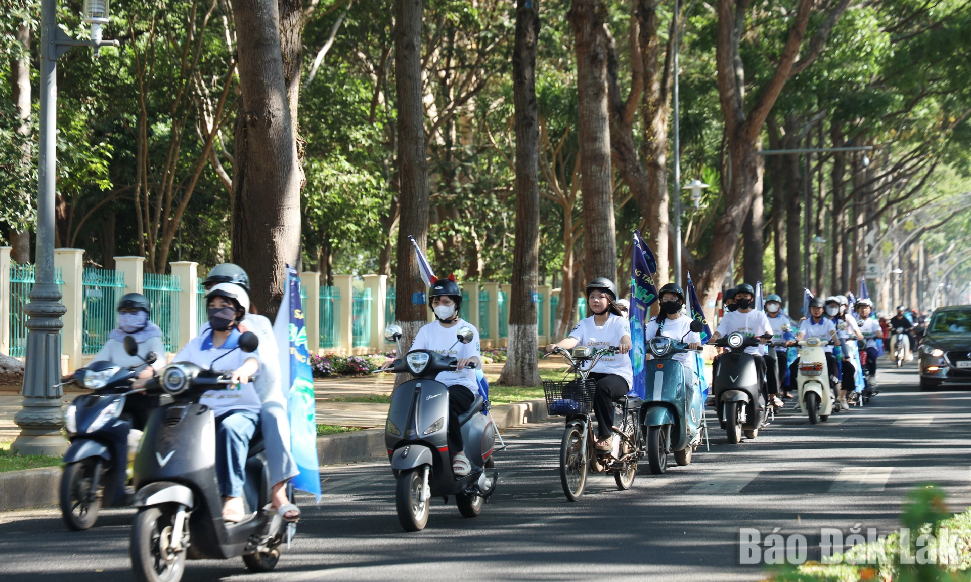 Tình nguyện viên tham gia diễu hành hưởng ứng Giờ Trái đất 2026.