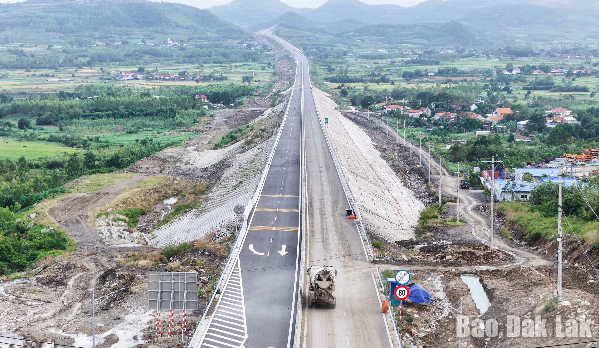 Dự án đường bộ cao tốc Bắc - Nam phía Đông, đoạn qua địa bàn tỉnh đang được tăng tốc hoàn thiện, góp phần tạo sức bật cho tăng trưởng kinh tế địa phương. Ảnh: Thanh Xuân