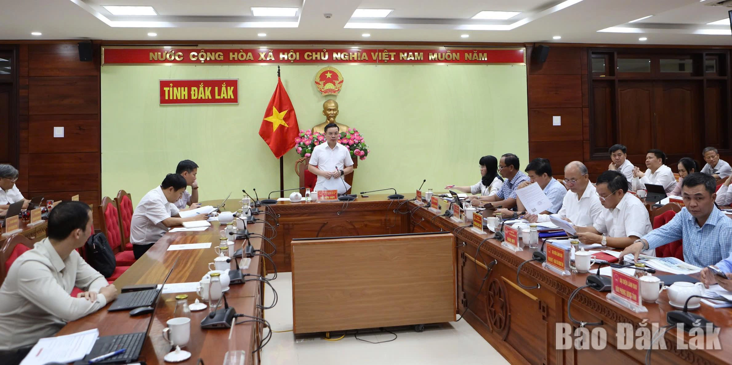 Các đại biểu tham dự cuộc họp.