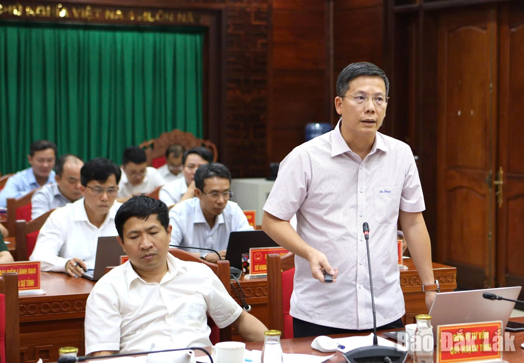 Đại diện đơn vị tư vấn trình bày tại cuộc họp.