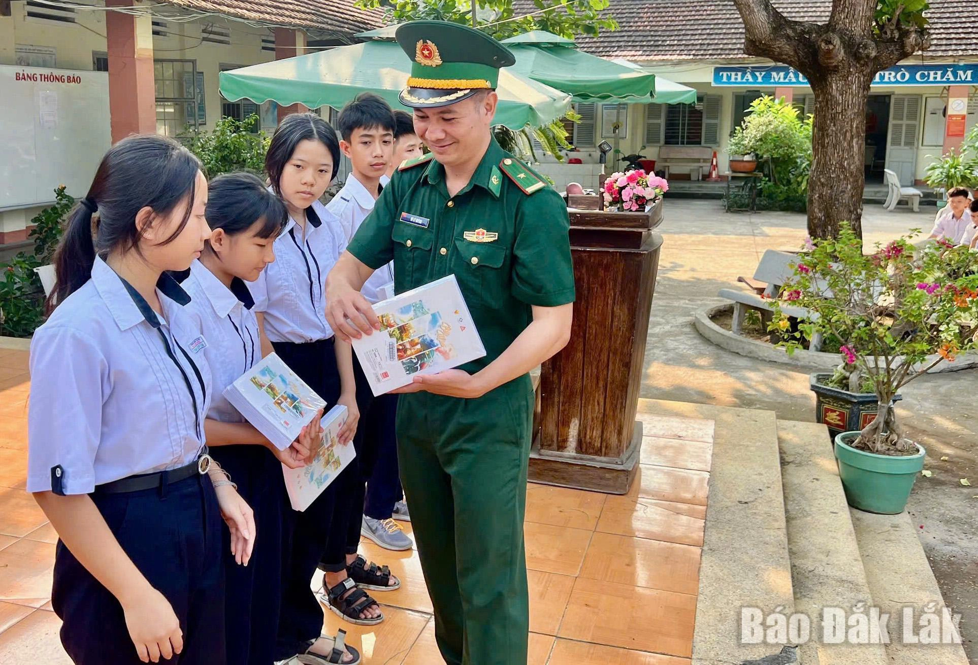 Cán bộ Đồn Biên phòng Xuân Đài trao quà tặng các em học sinh có hoàn cảnh khó khăn.