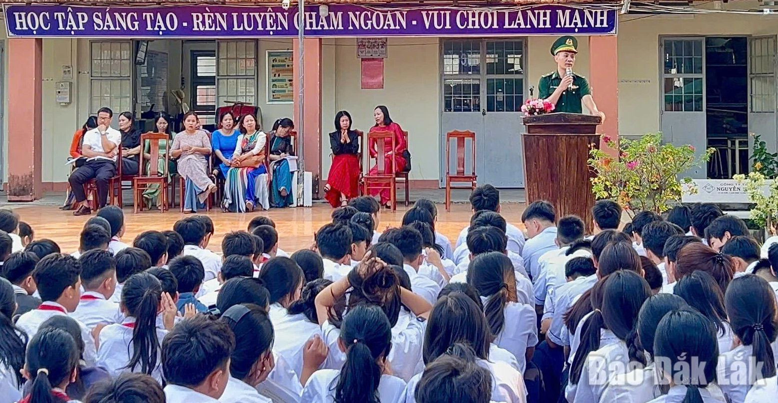 Cán bộ Đồn Biên phòng Xuân Đài truyền đạt tới các em học sinh những nội dung về ý nghĩa lịch sử to lớn của ngày 30/4.