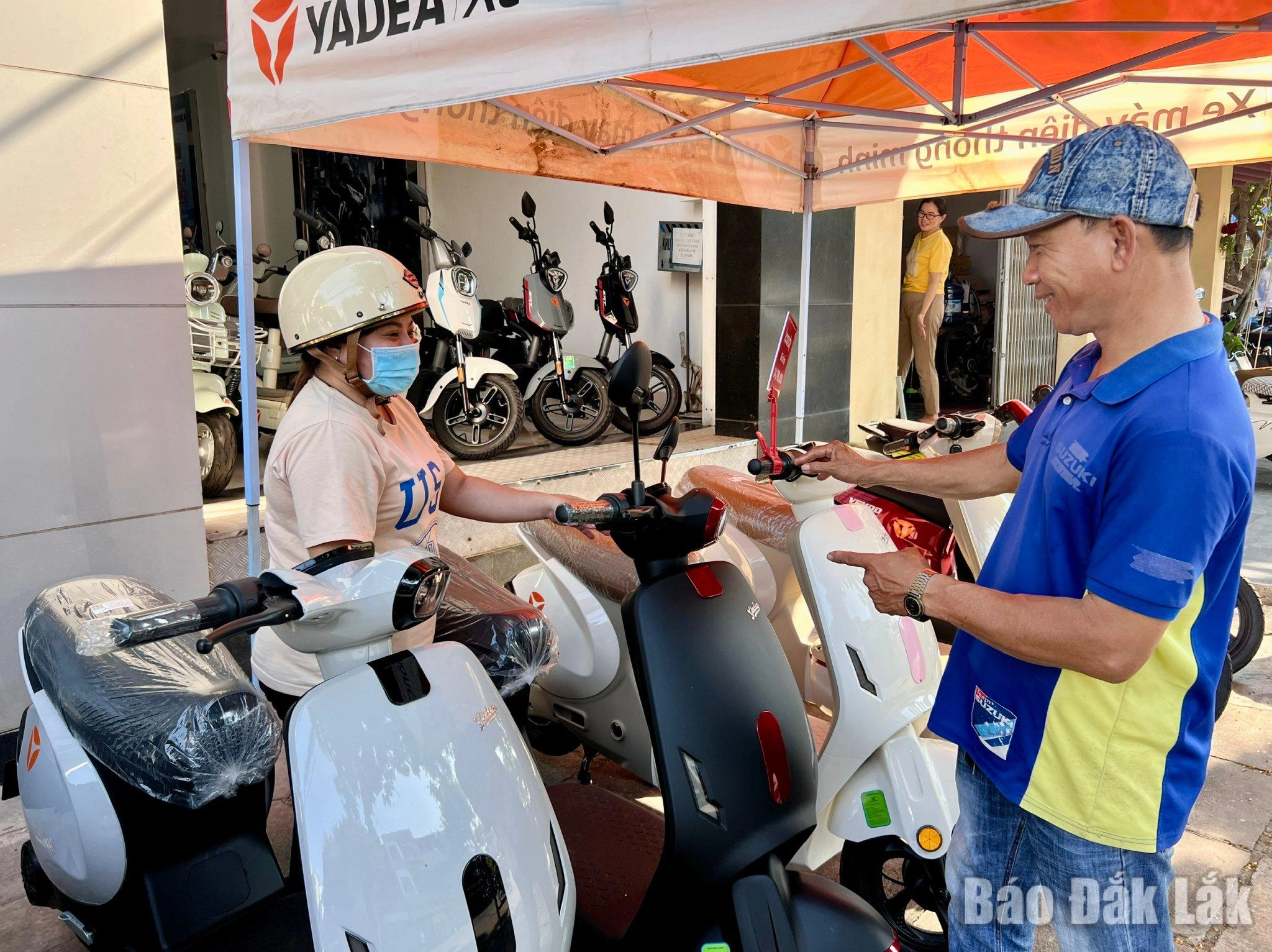 Khách hàng tìm hiểu và chọn mua xe máy điện tại một cửa hàng trên địa bàn phường Tuy Hòa.