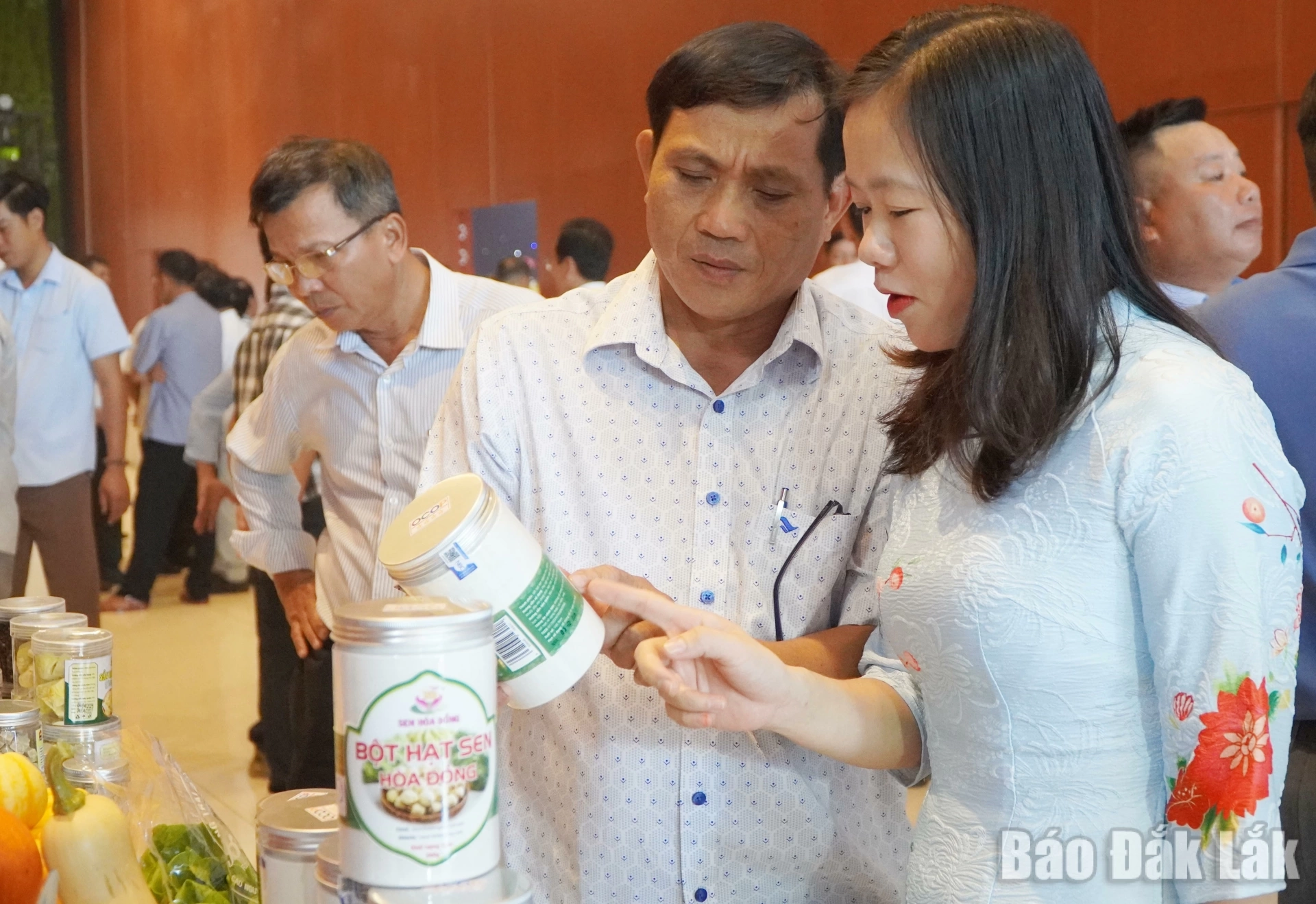 Khách hàng tìm hiểu về sản phẩm bột hạt sen Hòa Đồng tại lễ kỷ niệm 25 năm Ngày Hợp tác xã Việt Nam tại phường Tuy Hòa.