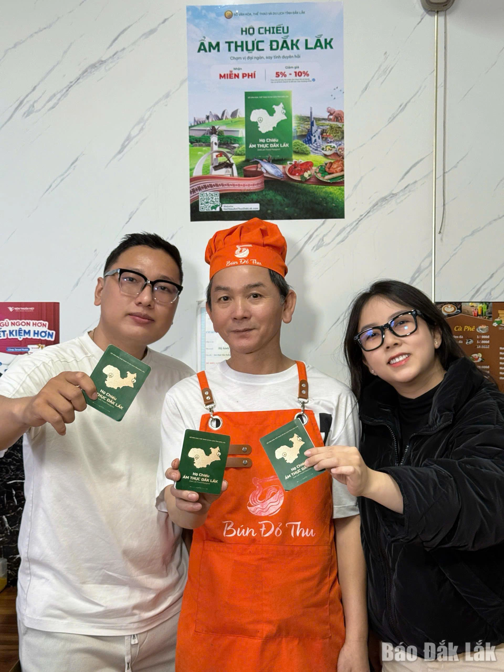 Du khách đến thử bún đỏ và "săn" dấu mộc cho tấm hộ chiếu.