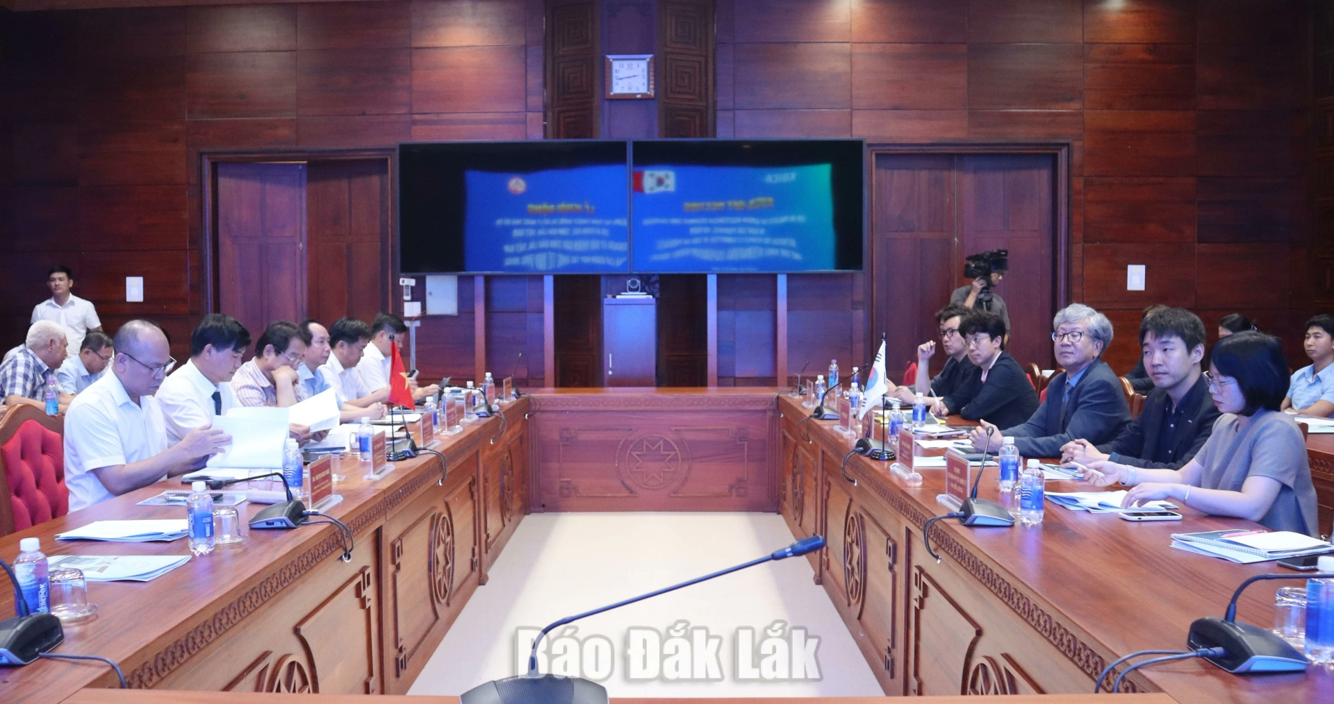 Các đại biểu tham dự buổi lễ.