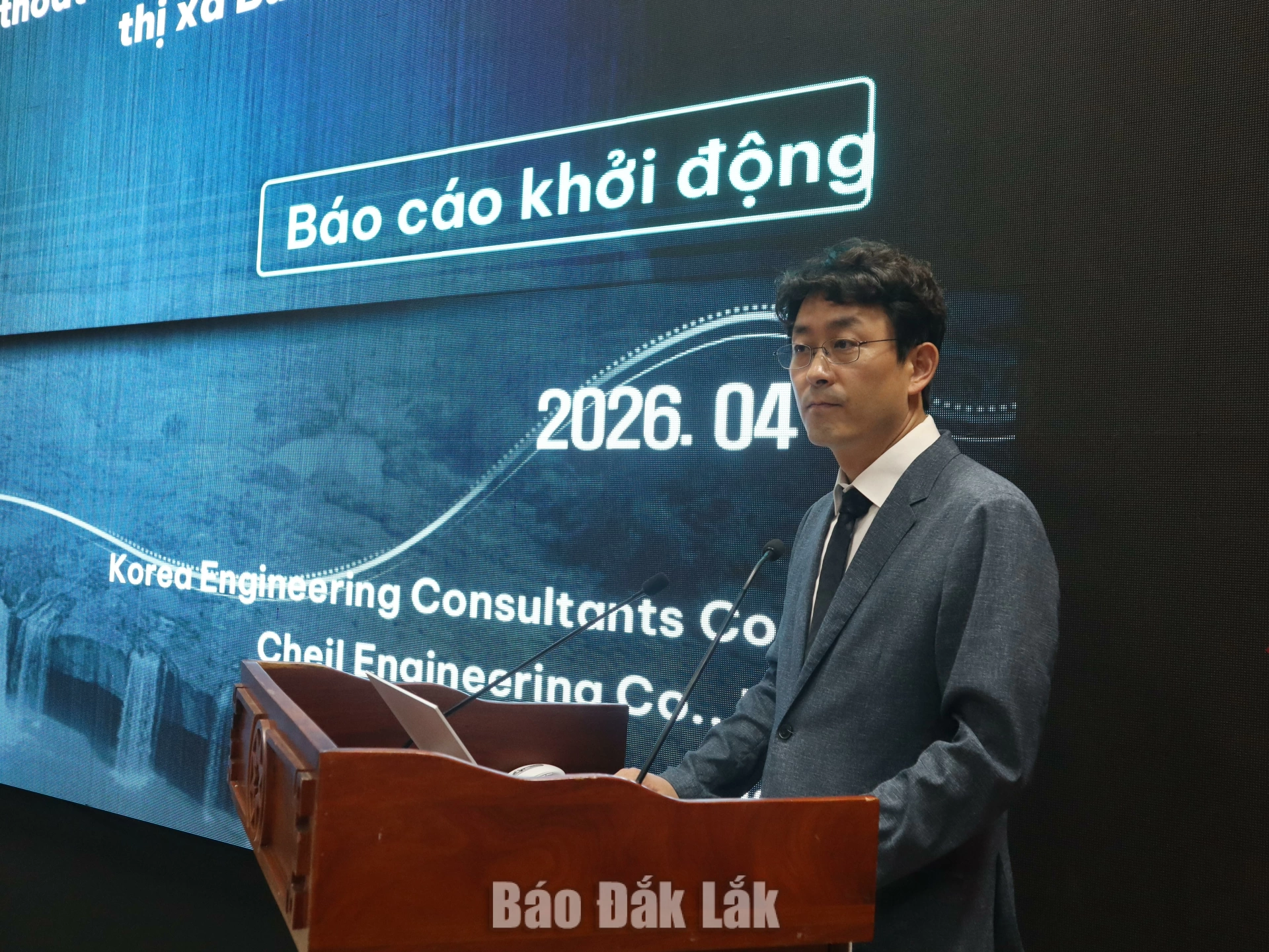 Đại diện phía KOICA thông tin về dự án.