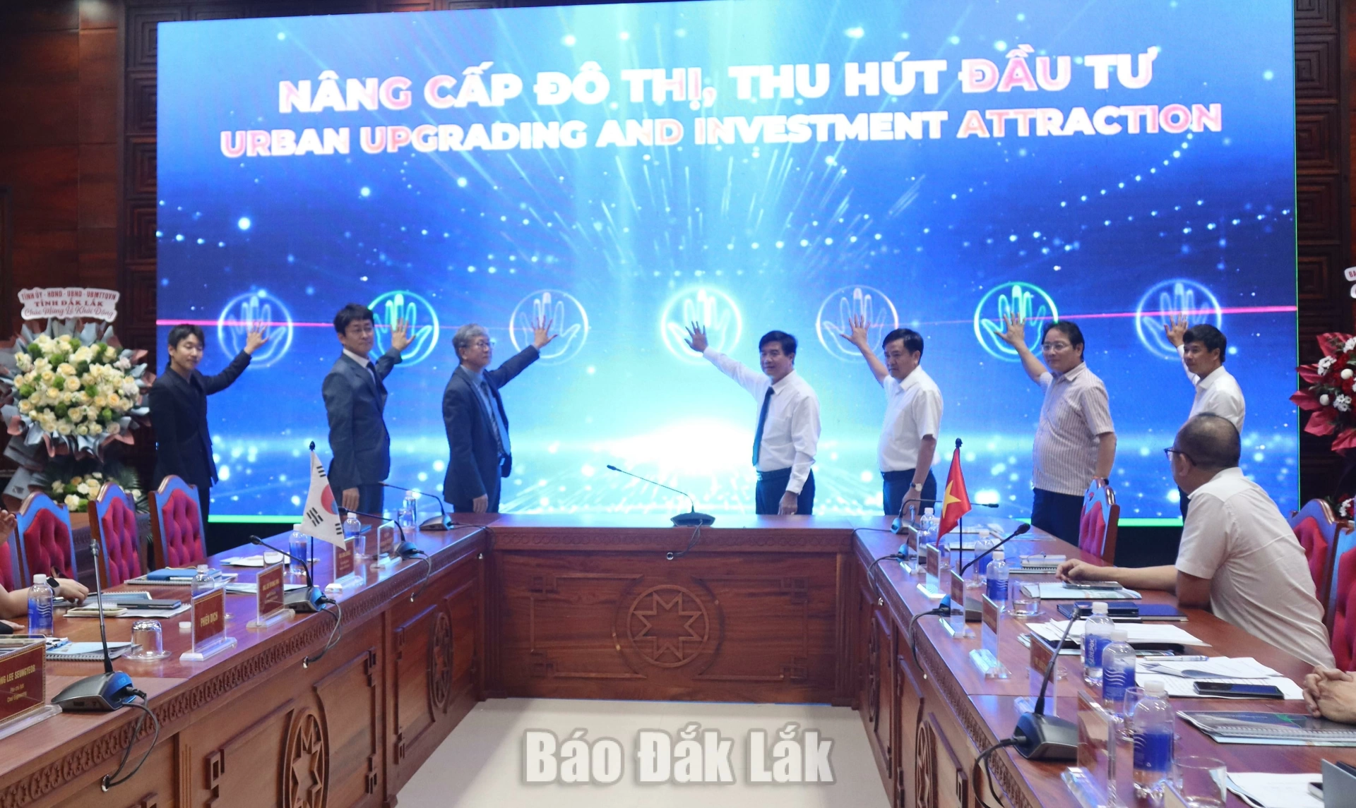 Các đại biểu thực hiện nghi thức khởi động Dự án.